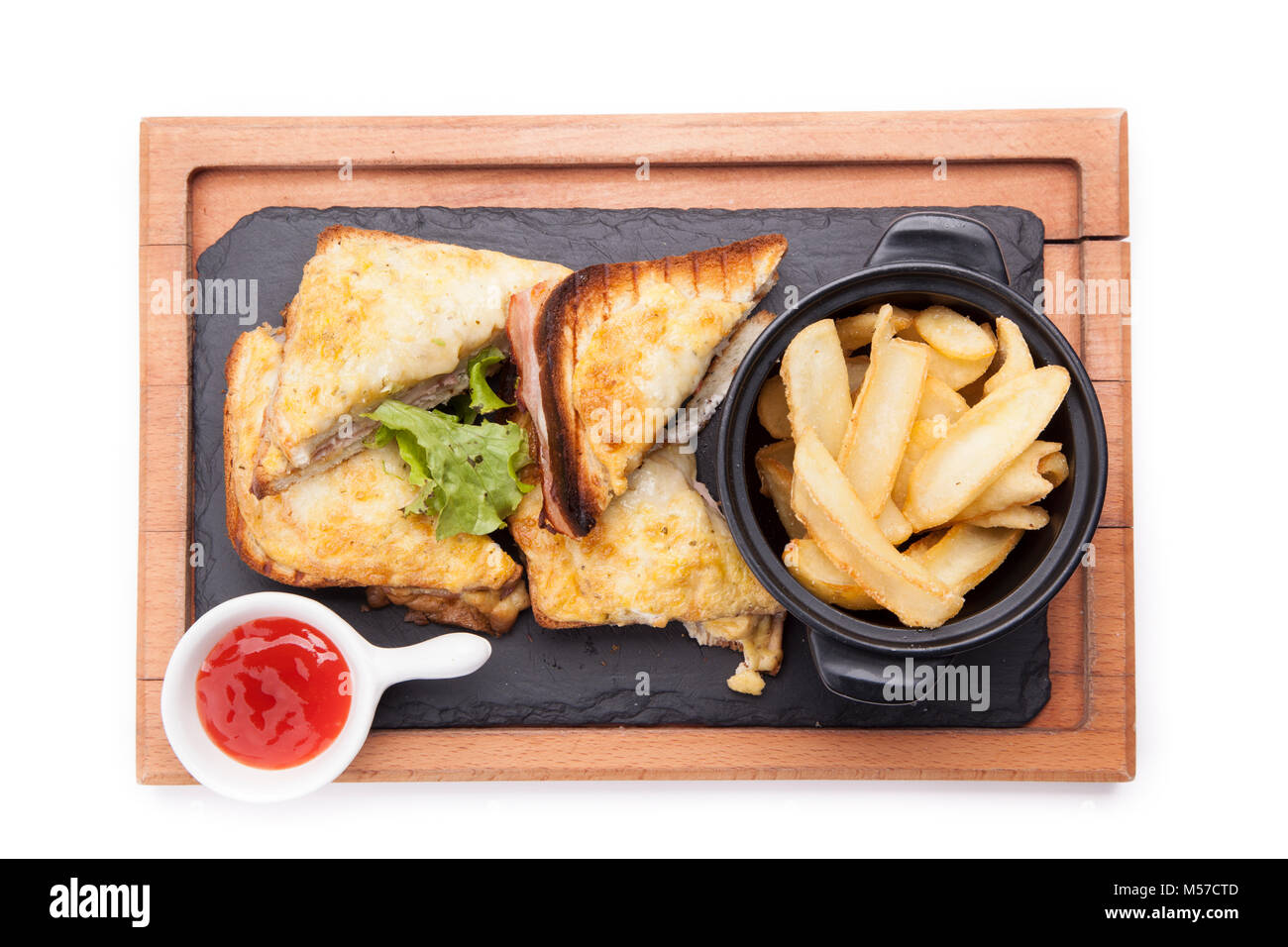 Pollo club sandwich su un tagliere di legno isolato su bianco. Foto Stock