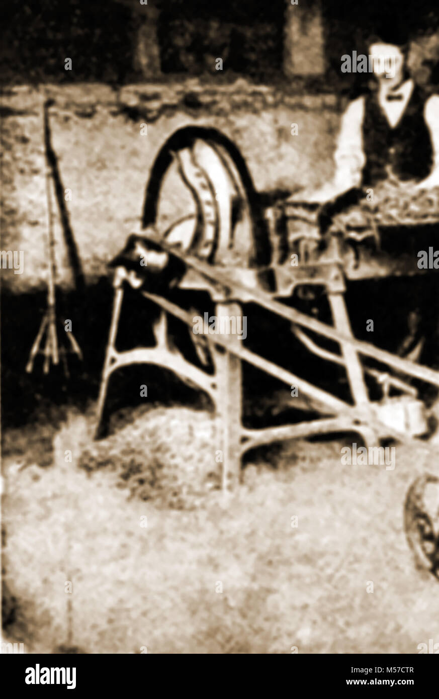 1921 Un uomo l esercizio di una pula-cutter Foto Stock