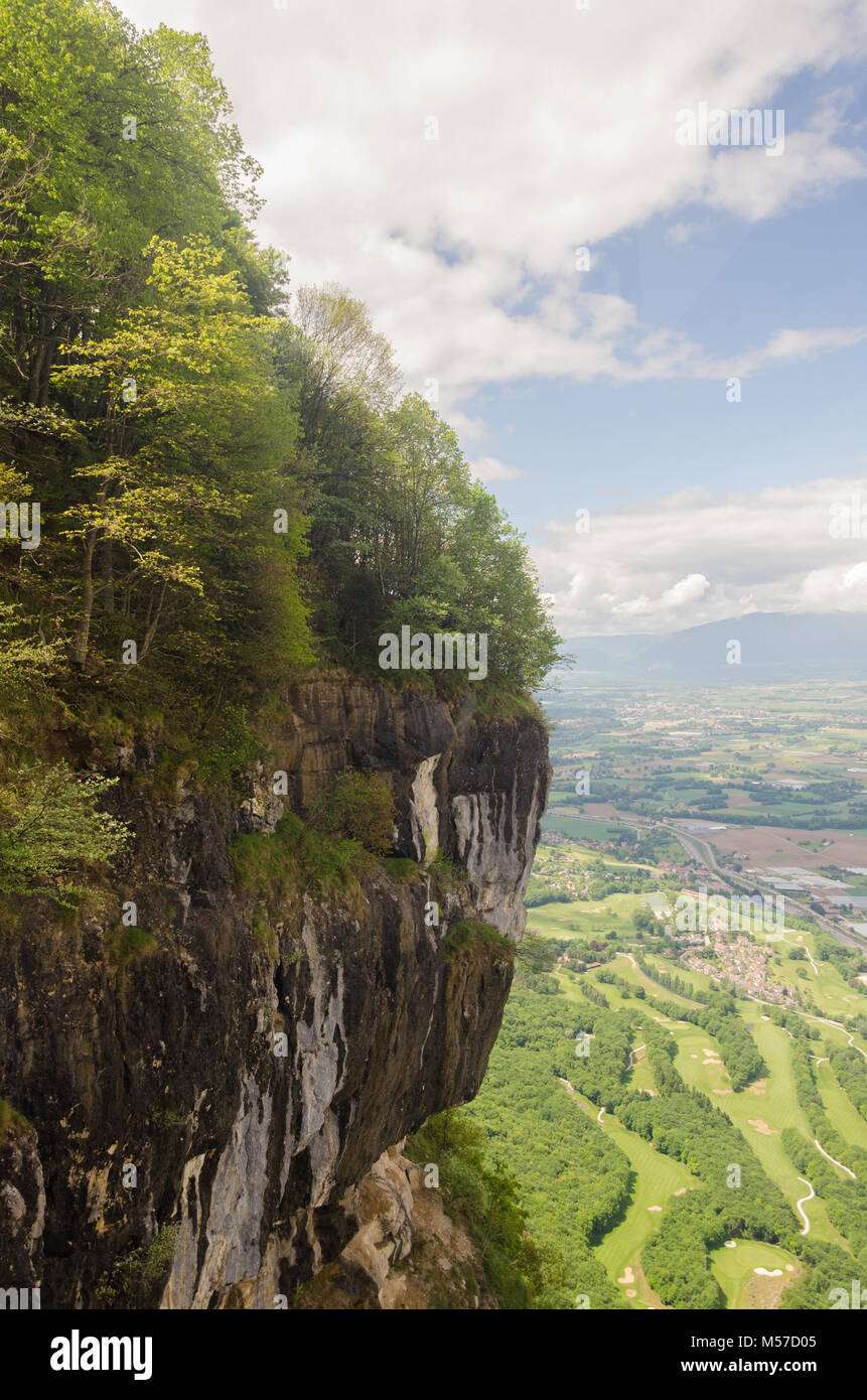 Colpo verticale del bordo estremo del monte Salève come si vede dal passeggero funivia. Foto Stock