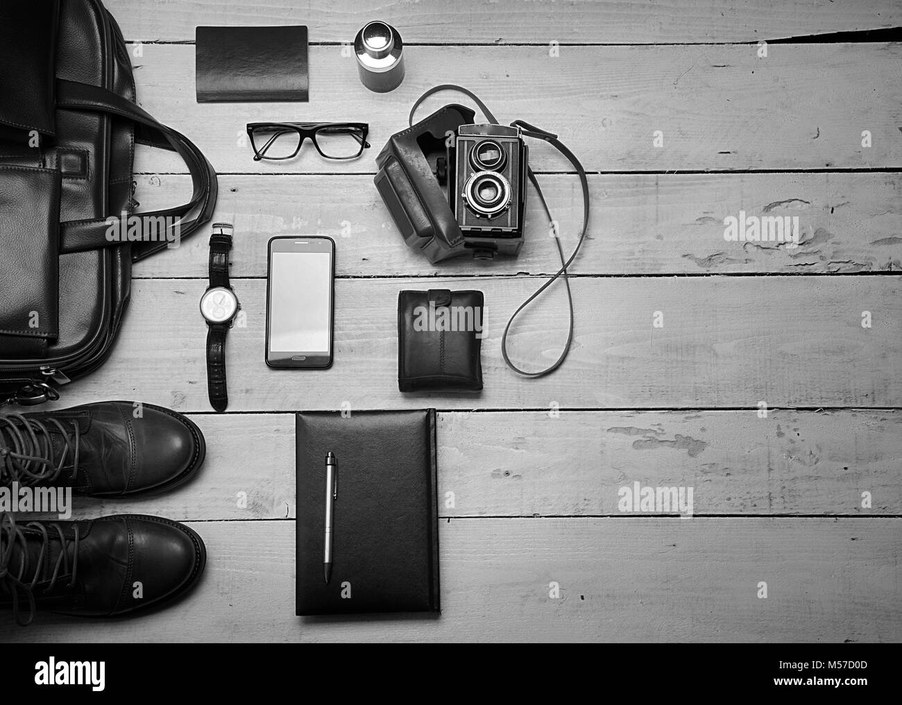 Accessori per gli uomini. Nero accessori eleganti pezzi isolati su bianco tavolo in legno. Vista dall'alto,in bianco e nero. Foto Stock