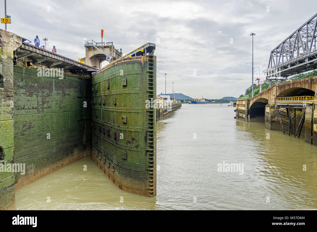 Miraflores Locks del Canale di Panama con cancelli di blocco chiusura per riempire la camera con acqua e per sollevare le navi Foto Stock