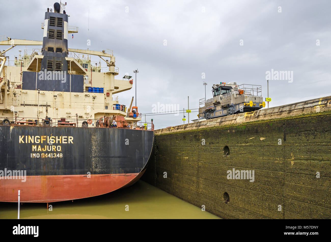 Panama City, Panama - 4 Novembre, 2017: Portarinfuse KINGFISHER attualmente vela sotto la bandiera di Isole Marshall in Miraflores Locks, pronto a Foto Stock