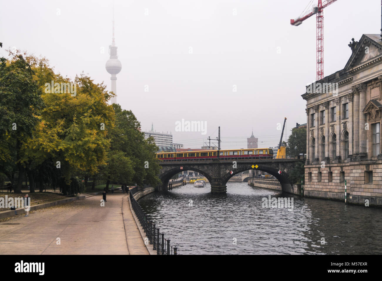 Berlino - 18 ottobre 2016: Il Bode Museum con una vista al Monbijou park Foto Stock