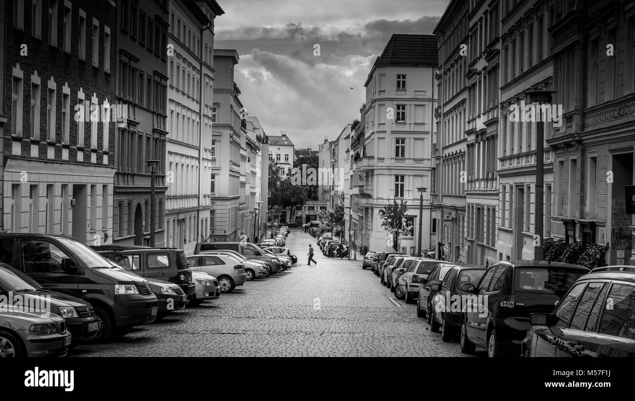 Berlino - 19 ottobre 2016: un uomo attraversa la strada di Berlino Foto Stock