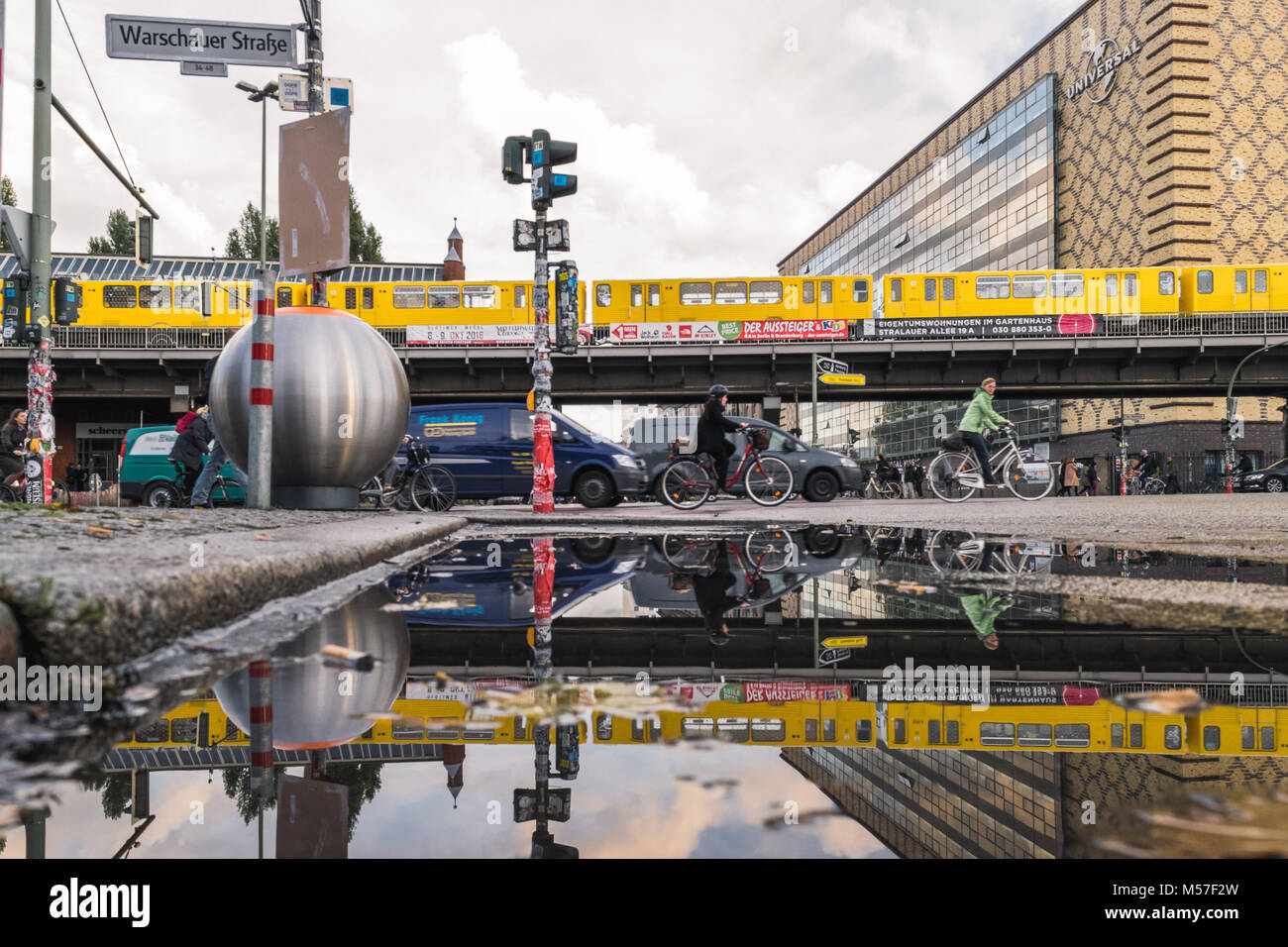 Berlino - 19 ottobre 2016: la riflessione di persone su biciclette e Berlino metro gialla. Foto Stock