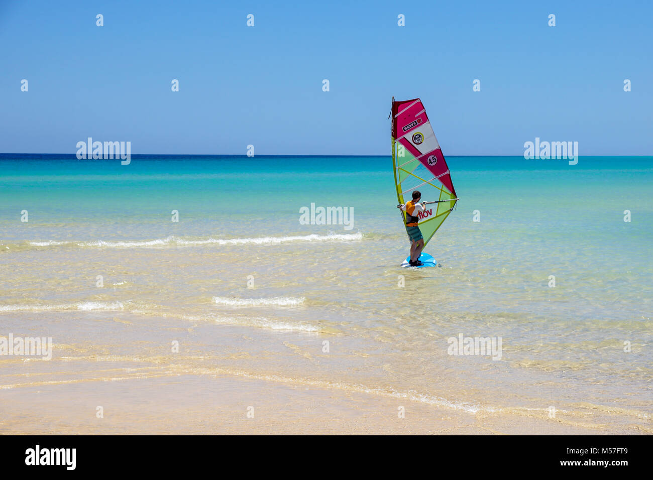 Fuerteventura , Isola Canarie 08 Giugno 2017 : un uomo sta godendo di windsurf. è necessario imparare utilizzando una scuola di surf. Questo sport è amato e praticato in tutta l'isola Foto Stock