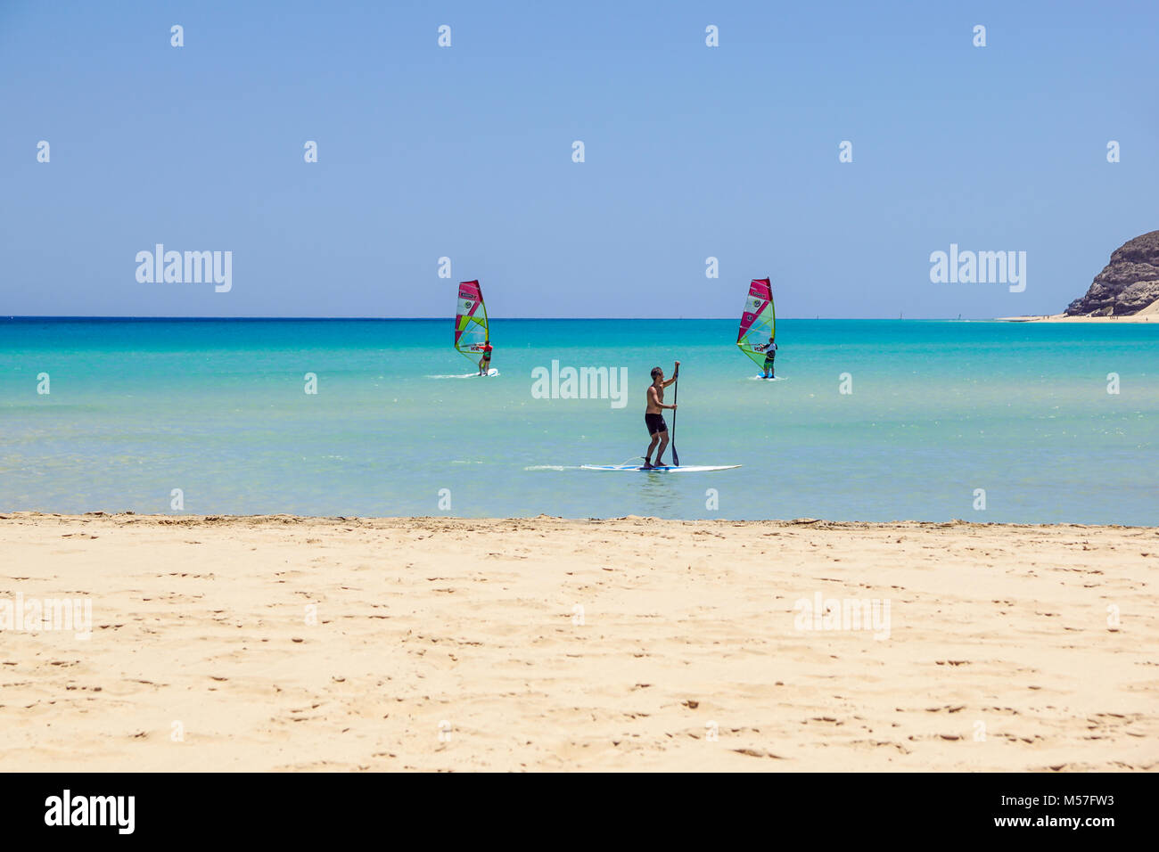 Fuerteventura , Isola Canarie 08 Giugno 2017 : un uomo sta godendo di windsurf. è necessario imparare utilizzando una scuola di surf. Questo sport è amato e praticato in tutta l'isola Foto Stock