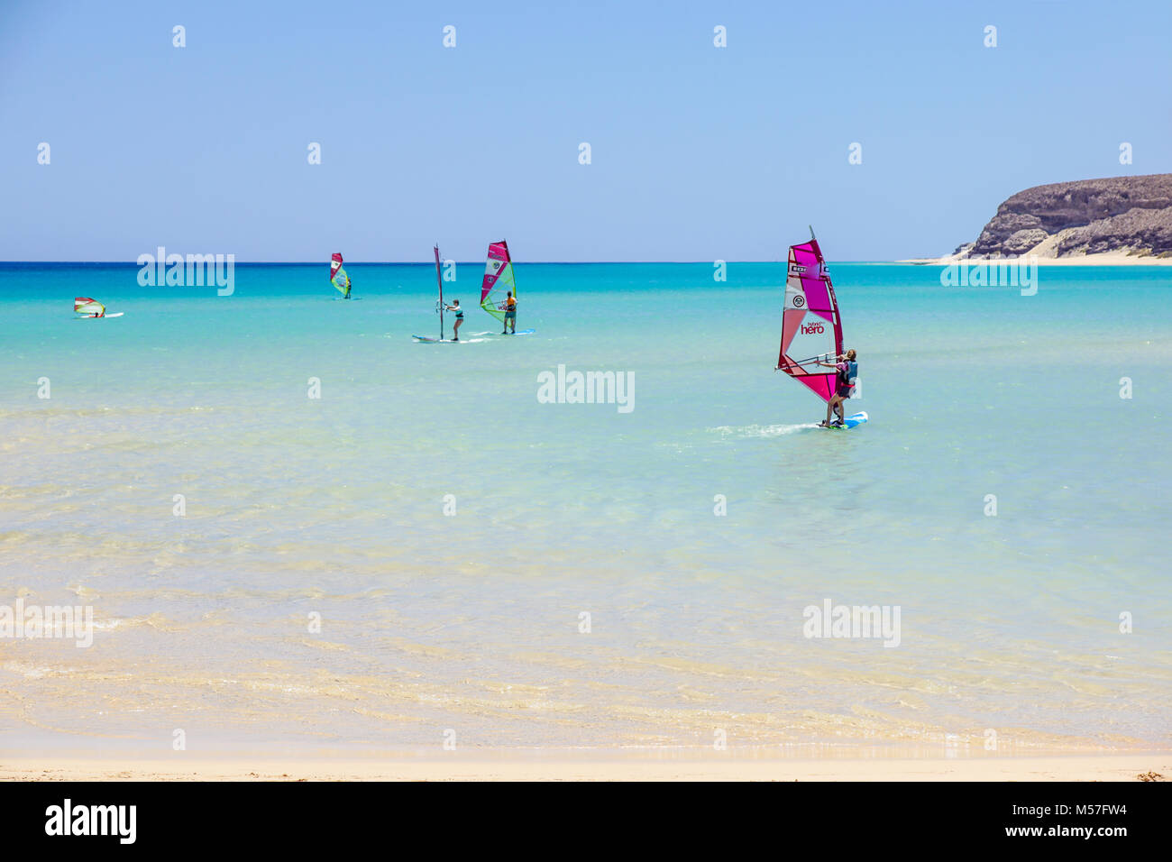 Fuerteventura, Isole Canarie, l'8 giugno 2017: un gruppo di persone che praticano windsurf. è necessario imparare utilizzando una scuola di surf. Questo sport è amato e praticato in tutta l'isola Foto Stock