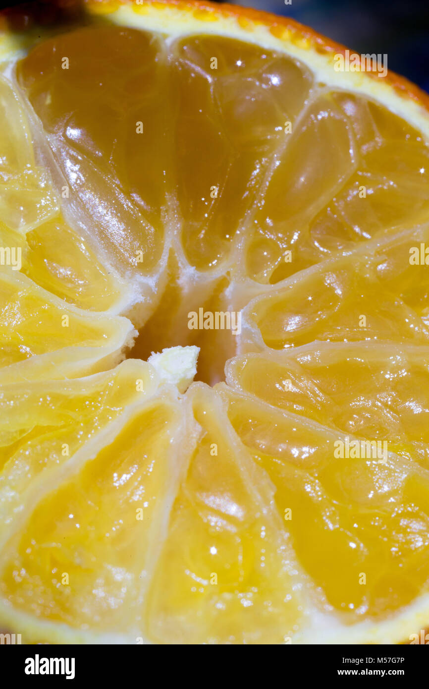 Macro, organico, agrumi, Orange, macro natura, dettaglio, tagliare, lucentezza, carne, giallo, striature, sbucciare, frutta, naturale, colore, vitamina, natura tropicale e del cibo Foto Stock