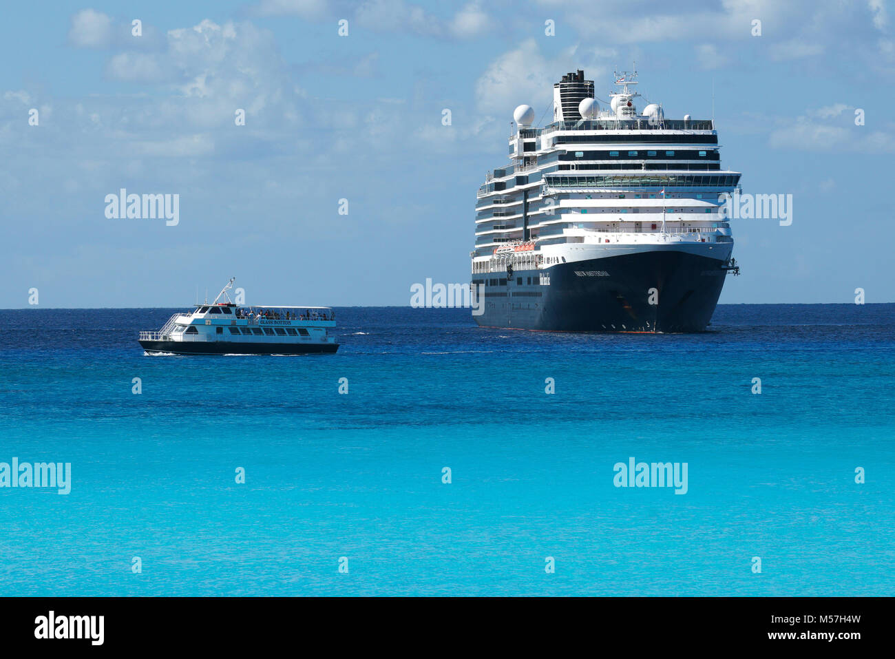 La nave di crociera Niew Amsterdam in Half Moon Cay, Bahamas Foto Stock