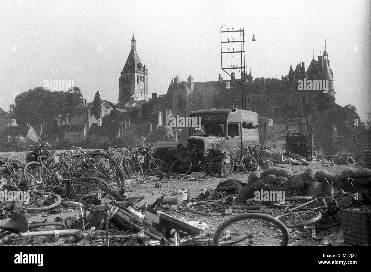 Caos sulle strade di Macon, Francia nel giugno 1940 durante la Battaglia di Francia. Il corpo di un uomo giace tra i cicli e un proiettile lacerato deleivery van. Pic presi tra 17/6/1940 - 29/6/1940 Foto Stock