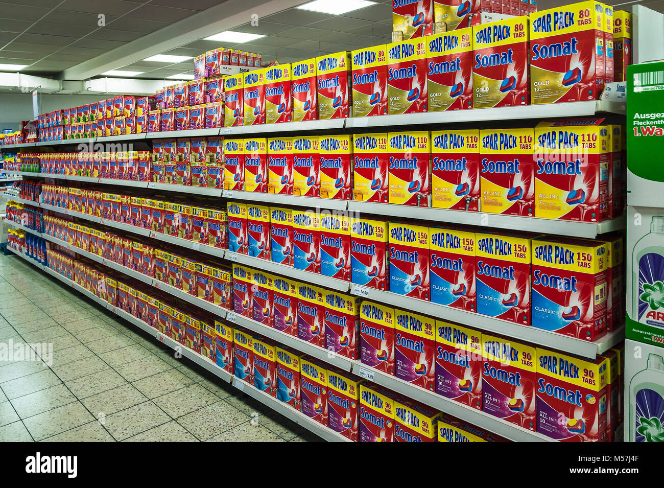 Scaffale con detergente in un supermercato,Germania Foto Stock