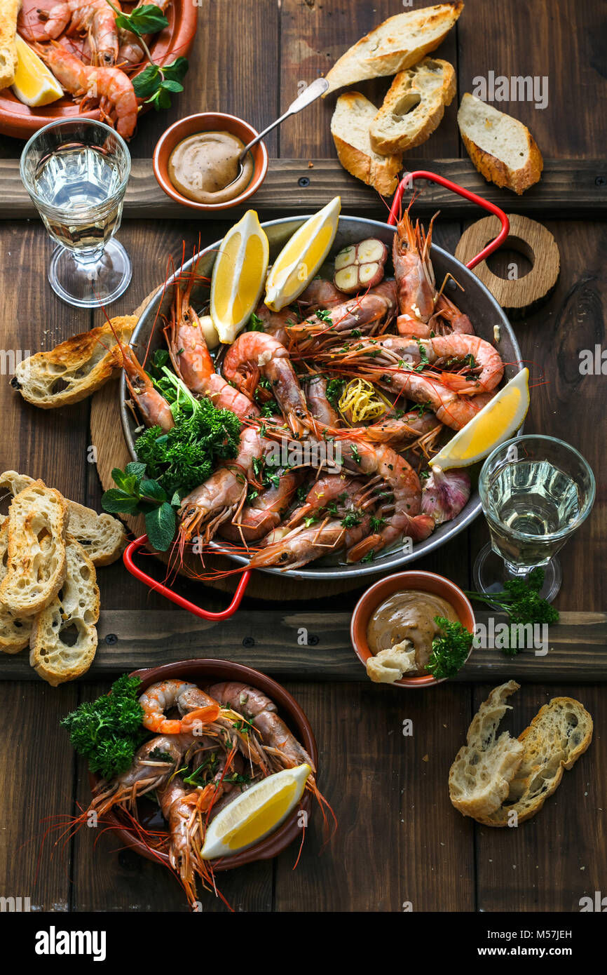 Cena A Base Di Pesce Grigliata Di Gamberi Tigre In Padella Per