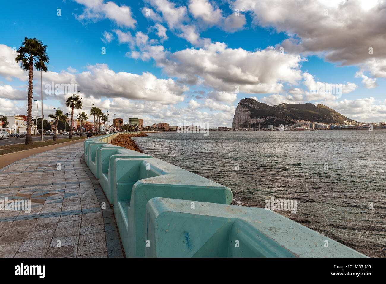 Passeggiata di spagnolo La linea comune con la città e la Rocca di Gibilterra su uno sfondo. Foto Stock