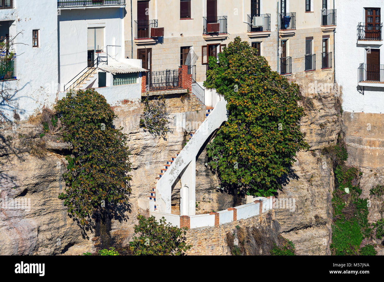 Case costruite sulle rocce nella città di Ronda, Andalusia, Spagna Foto Stock