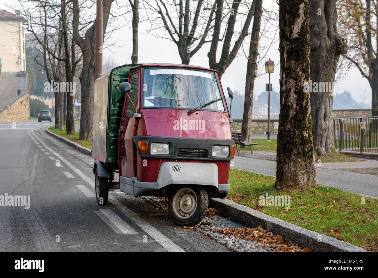 Italiano tradizionale di tre auto ruota Piaggio Ape stare parcheggiato sulla strada Foto Stock
