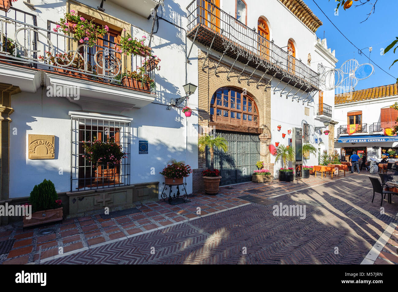 MARBELLA, Spagna - Dicembre 2017: Tradizionale spagnolo strada stretta con un negozio di souvenir e una splendida architettura nella parte storica della città Foto Stock