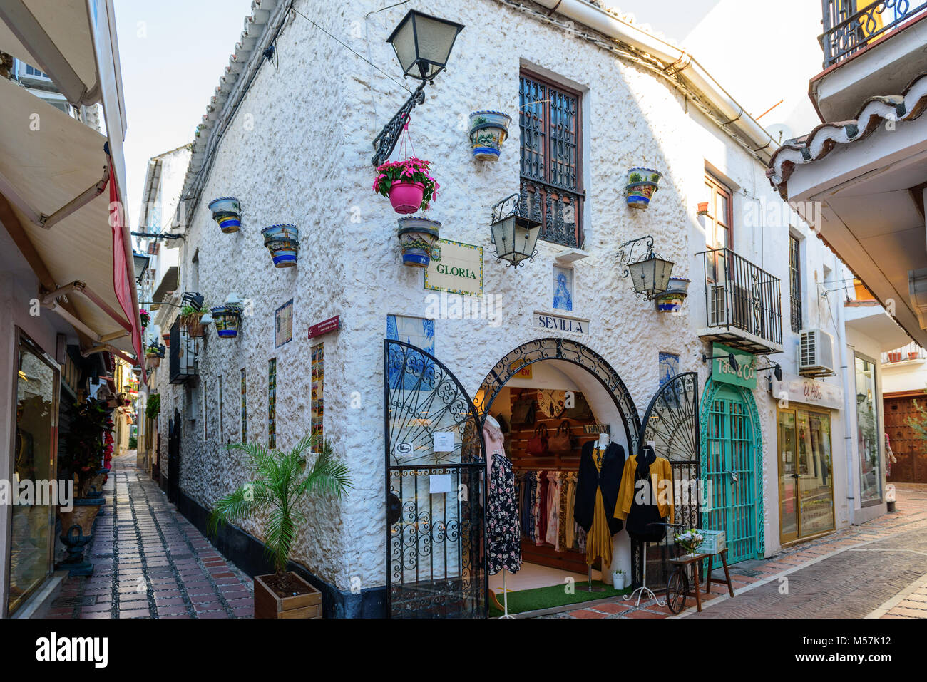 MARBELLA, Spagna - Dicembre 2017: Tradizionale spagnolo strada stretta con un negozio di souvenir e una splendida architettura nella parte storica della città Foto Stock