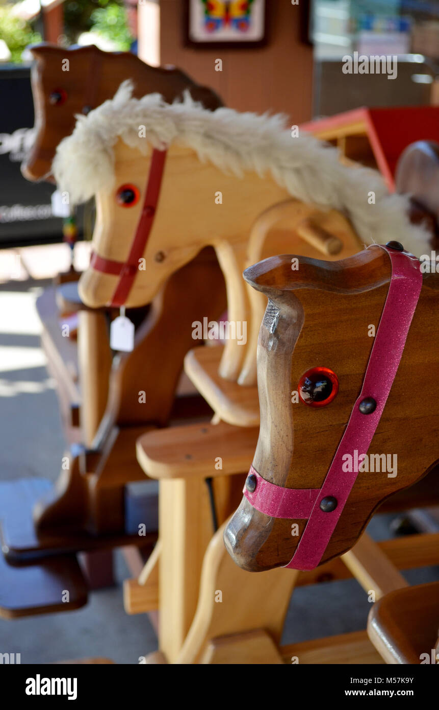 In legno cavalli a dondolo Foto Stock