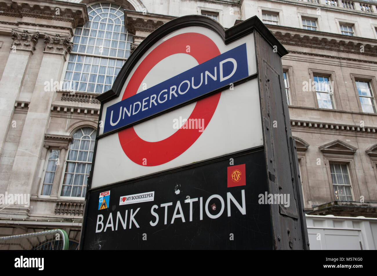 Un segno per la stazione di Bank nel centro di Londra, Inghilterra Foto Stock