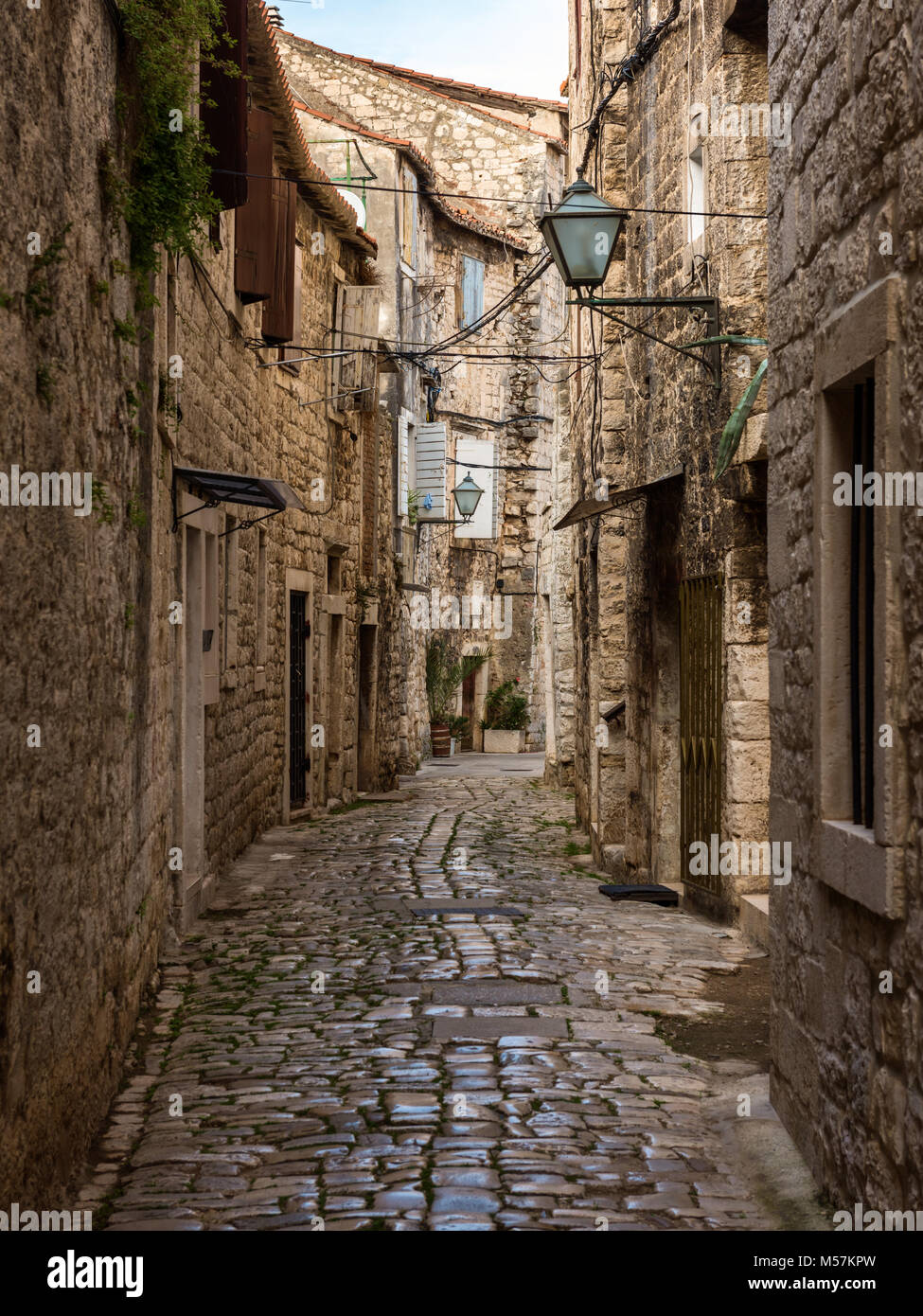 Pietra acciottolata strada stretta, Trogir, Croazia Foto Stock