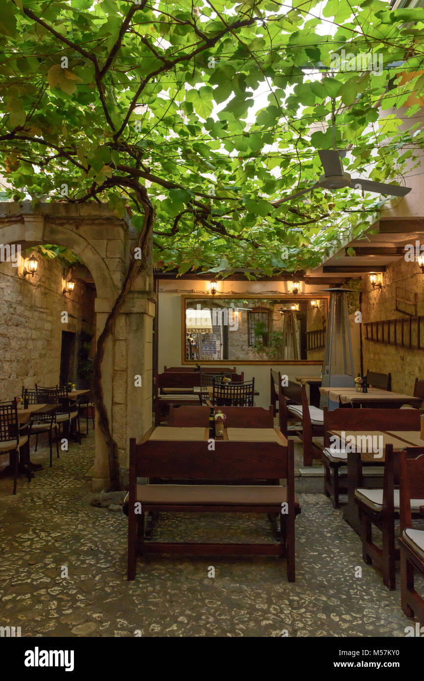 Tettoia di vite ristorante, Trogir, Croazia Foto Stock