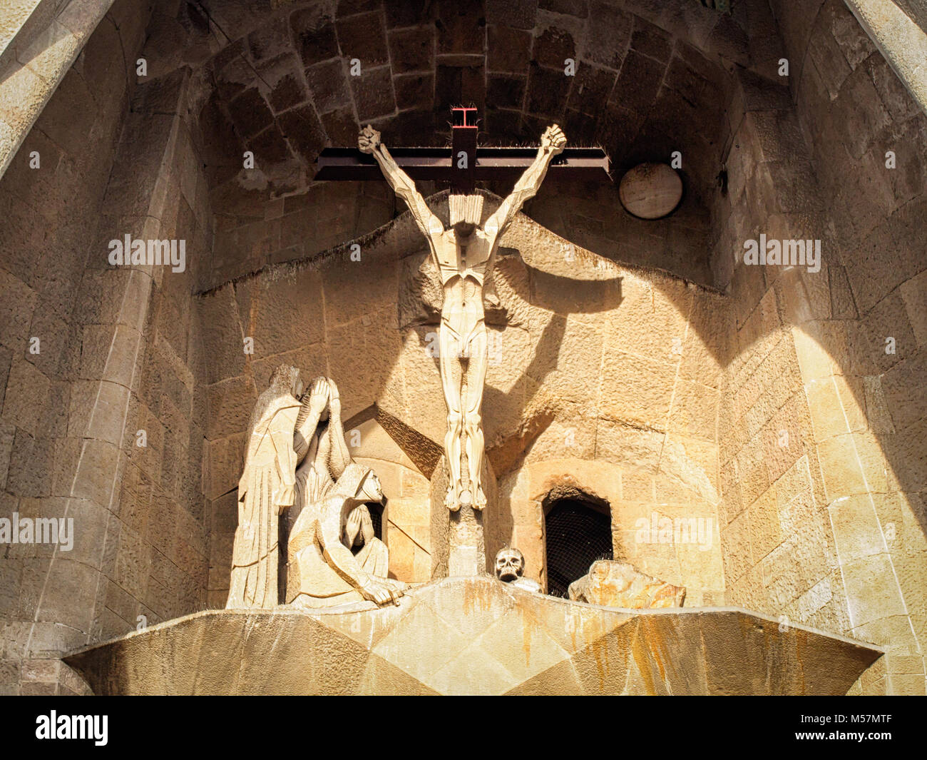 Barcellona, Spagna-febbraio 16, 2018: Crocifisso come un frammento architettonico della Sagrada Familia - cattedrale progettata da Gaudi Foto Stock