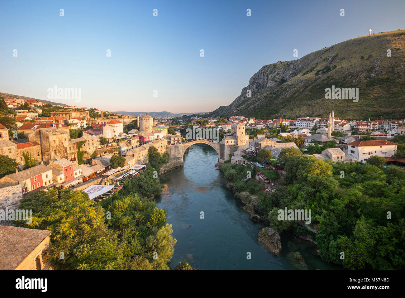 Una veduta aerea del fiume Neretva che scorre attraverso la città vecchia di Mostar e il suo ponte vecchio (Stari Most) area (Bosnia ed Erzegovina). Foto Stock