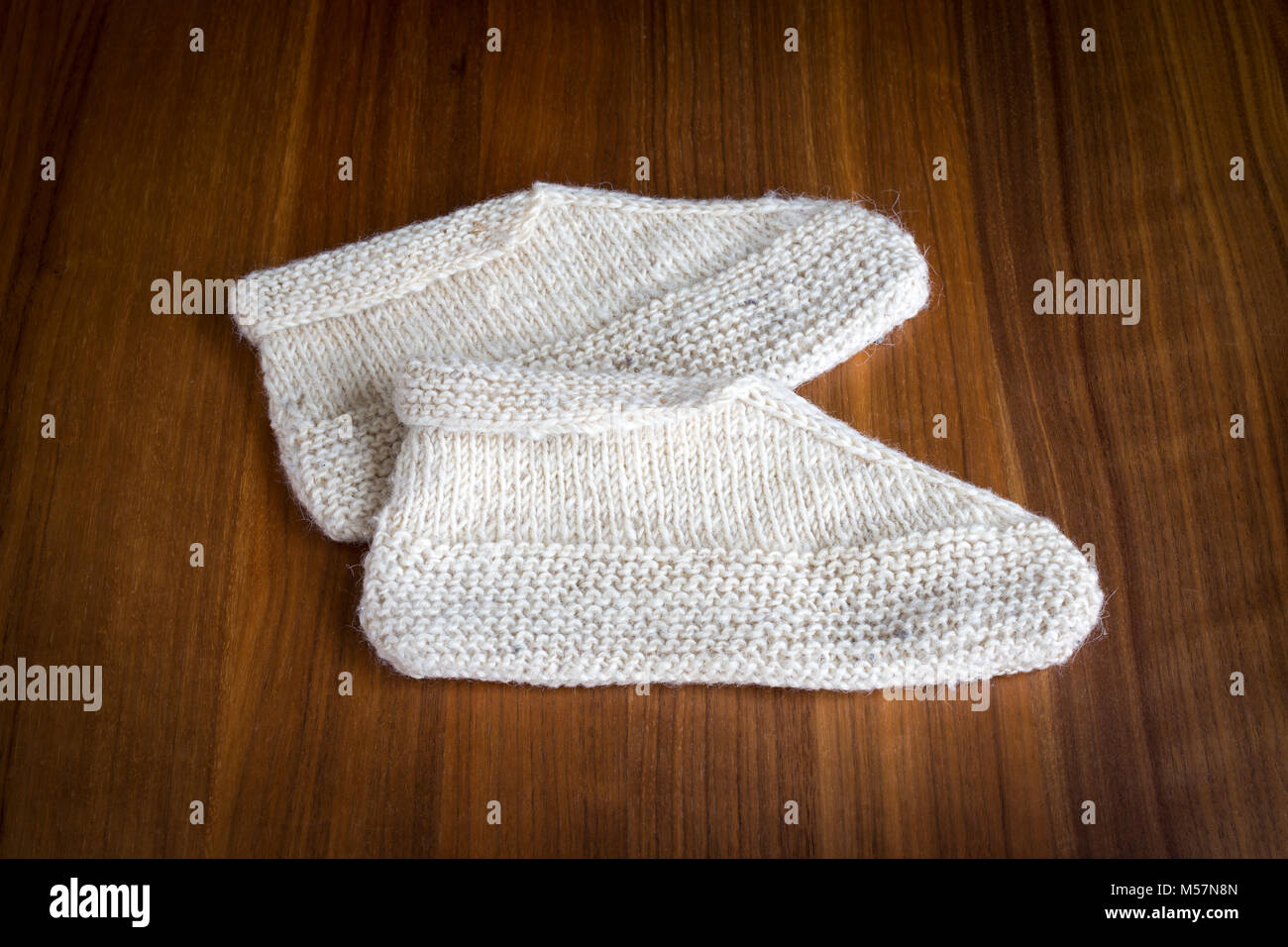 Una tipica produzione dei Balcani di artigianato: pantofole in lana lavorato a mano. Artisanat des Balcani: chaussons en laine tricotés principale. Foto Stock