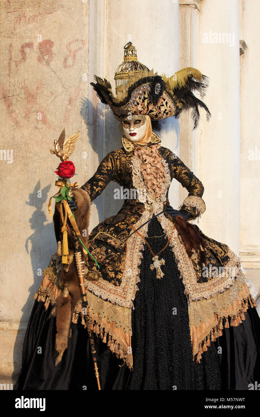 Una gentile signora in uno splendido costume tradizionale durante il  Carnevale di Venezia (Carnevale di Venezia) a Venezia, Italia Foto stock -  Alamy
