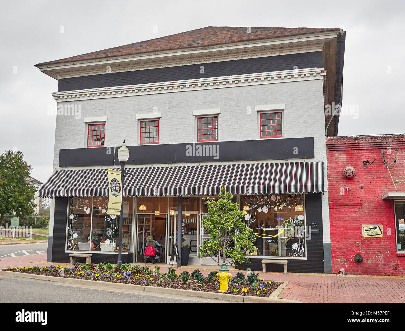 Anziani disabili senior donna matura entrando in un moderno salone di bellezza e parrucchiere spa su una sedia motorizzato nella piccola cittadina di Prattville Alabama USA. Foto Stock