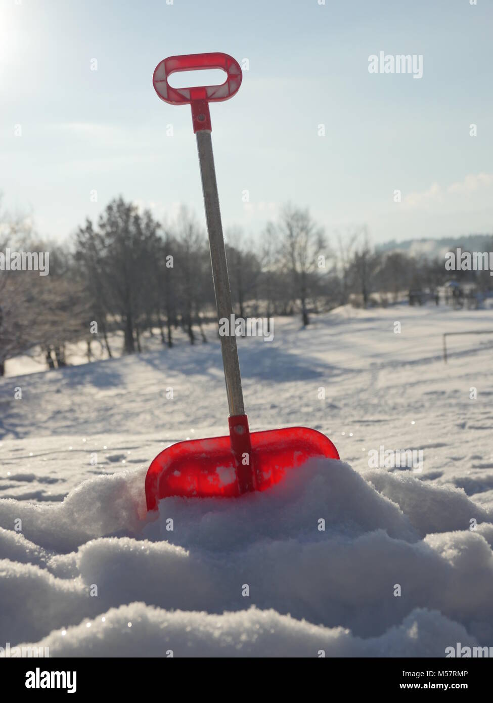 Giocattolo dimenticato la pala nella neve Foto Stock