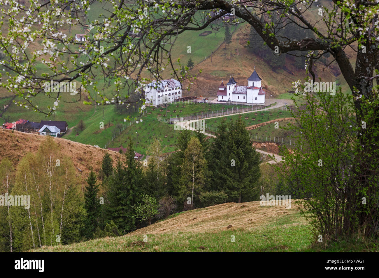 Panoramica di un bellissimo monastero ortodosso in Romania a molla Foto Stock