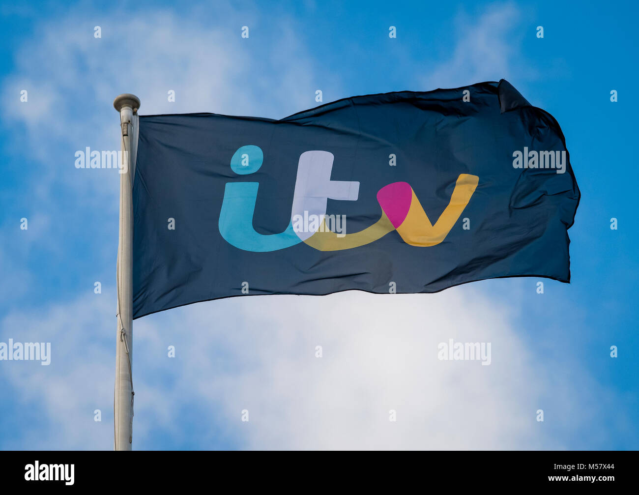 Un flag recanti il logo di ITV vola sopra ITV Plc studi televisivi a Londra Foto Stock