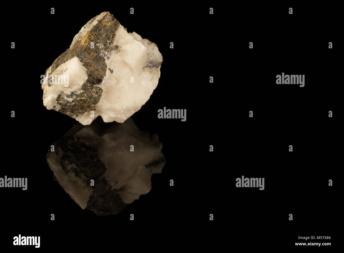 Sfalerite zinco minerali isolati su sfondo nero. Di solfuro di zinco in forma cristallina. Rocce e minerali Foto Stock