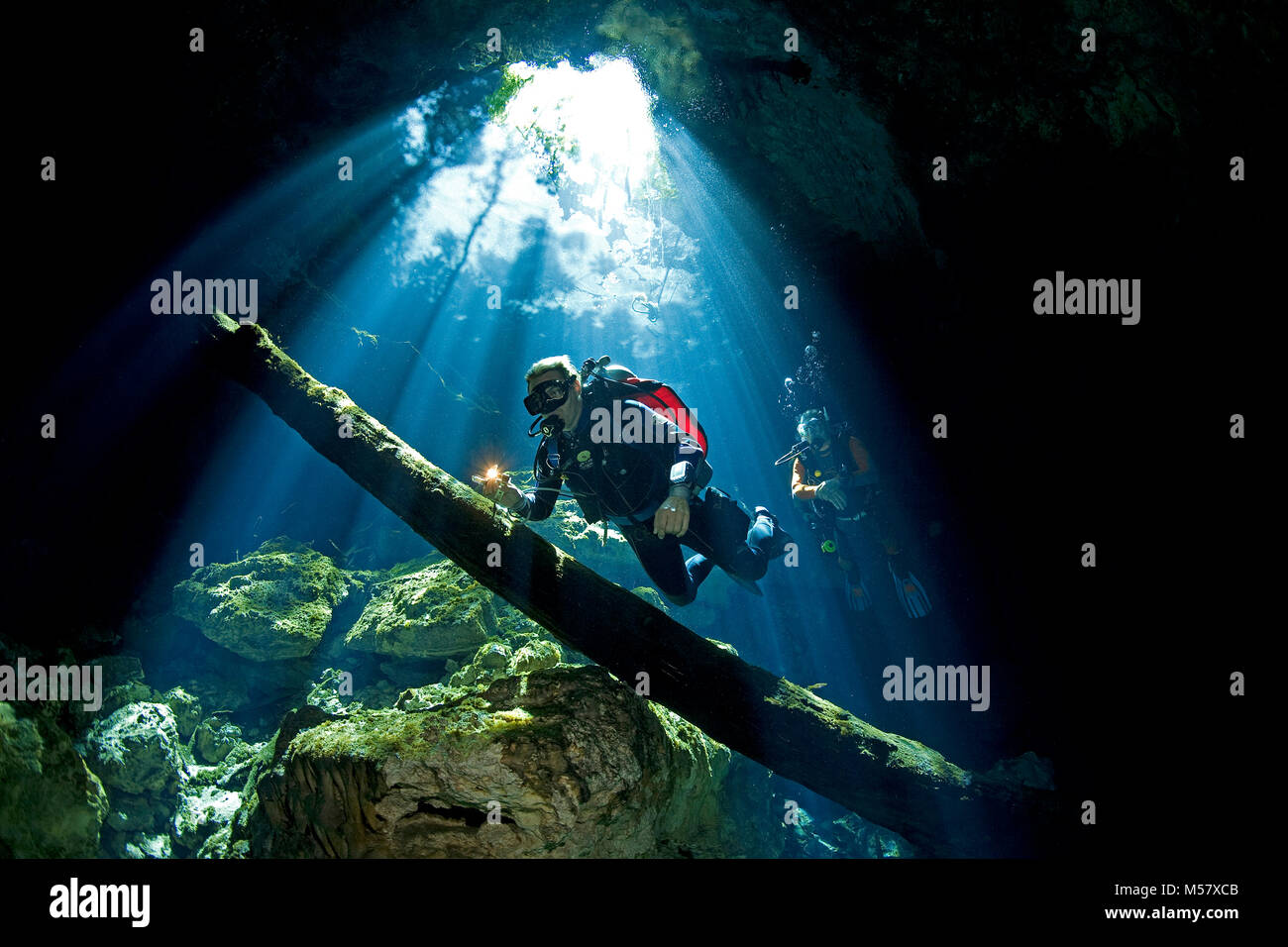 Raggi di sole suffuse acqua cristallina del cenote Taj Mahal, cenotes, Tulum, Yucatan, Quintana Roo, Messico, Caraibi Foto Stock