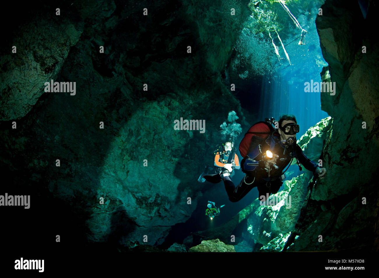 Raggi di sole suffuse acqua cristallina del cenote Taj Mahal, cenotes, Tulum, Yucatan, Quintana Roo, Messico, Caraibi Foto Stock