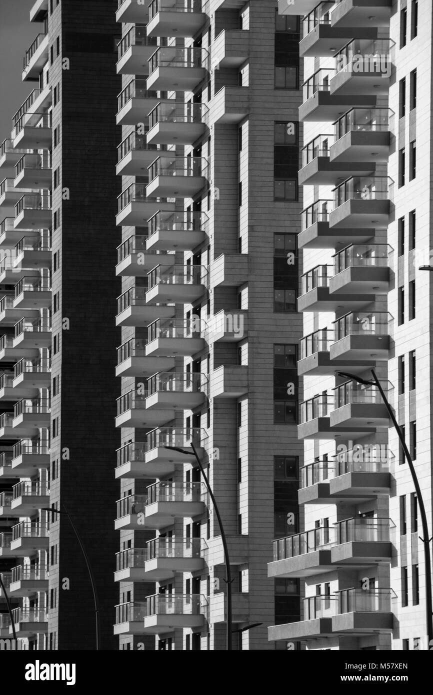 La moderna architettura di sfondo - generic alto edificio di appartamenti vista frontale con balcone facciata.immagine concettuale per lo sviluppo urbano Foto Stock