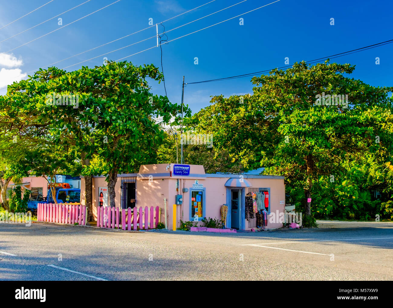 Grand Cayman, Isole Cayman e colorati di varietà di negozi in West Bay nel quartiere dei Caraibi Foto Stock