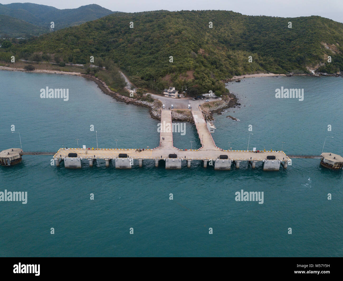 Stati Uniti I marinai della marina militare assegnato alla costruzione subacquea Team 2, stand sul rebbio Thung Pier in Sattahip, Thailandia durante l'esercizio Cobra Gold Feb 19, 2018. Cobra Oro 18 fornisce una sede per gli Stati Uniti, alleati e nazioni partner di anticipo di interoperabilità e di aumentare la capacità del partner nella pianificazione ed esecuzione di complesse e realistica forza multinazionale e combinate task force operazioni. (U.S. Navy combattere la foto della telecamera tramite la comunicazione di massa specialista in seconda classe Alfred A. Coffield) Foto Stock