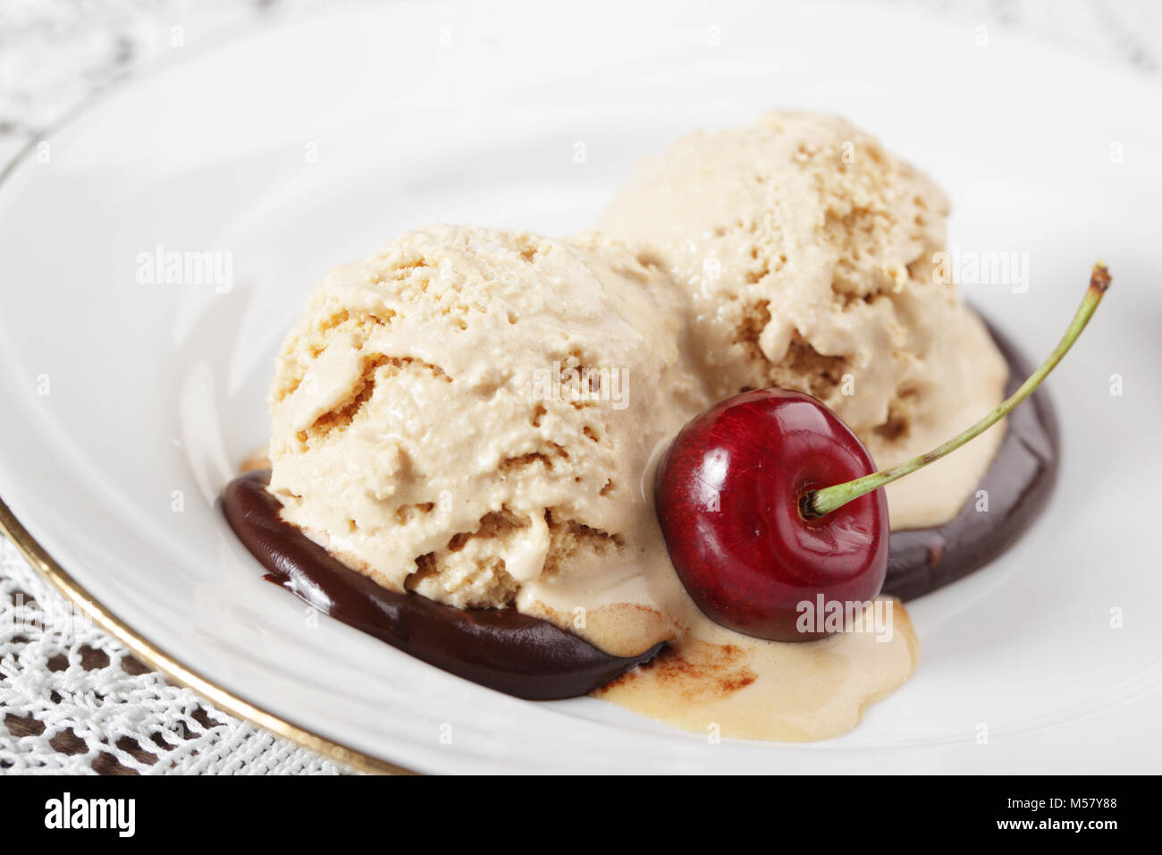 Creme brulee gelato con cioccolato e ciliegia closeup Foto Stock