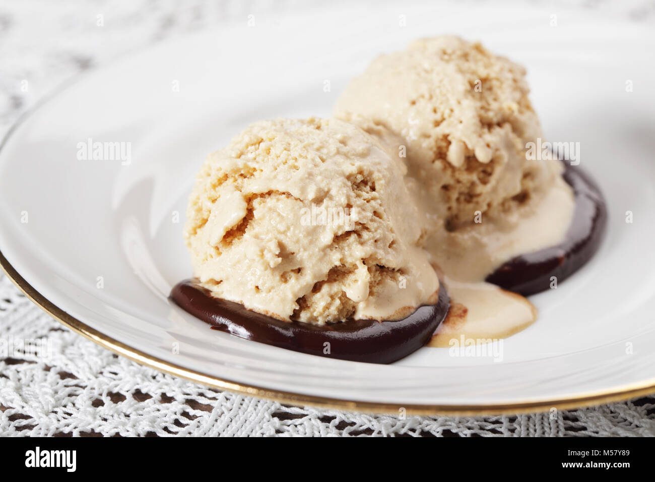 Creme brulee gelato con il cioccolato in primo piano Foto Stock