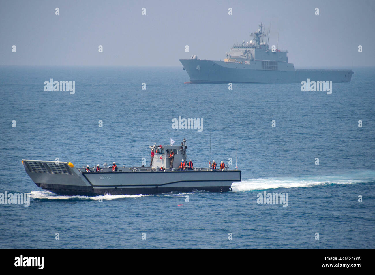 180218-N-TH560-055 Golfo di Thailandia (feb. 18, 2018) una repubblica di Corea Navy landing craft, transiti meccanizzata da sbarco nave ROKS Cheon Ja Bong (LST-687) alla ben coperta dell'assalto anfibio nave USS Bonhomme Richard (LHD 6) come parte di un cross-decking evoluzione durante l'esercizio Cobra Gold 2018. Bonhomme Richard sta partecipando in CG18 accanto a Royal Thai navi della Marina e del personale e a condurre una serie di operazioni anfibie che miglioreranno la tattica di competenza dei partecipanti e provare le funzionalità combinate per rispondere alle emergenze. Cobra Gold è un annuale e Foto Stock