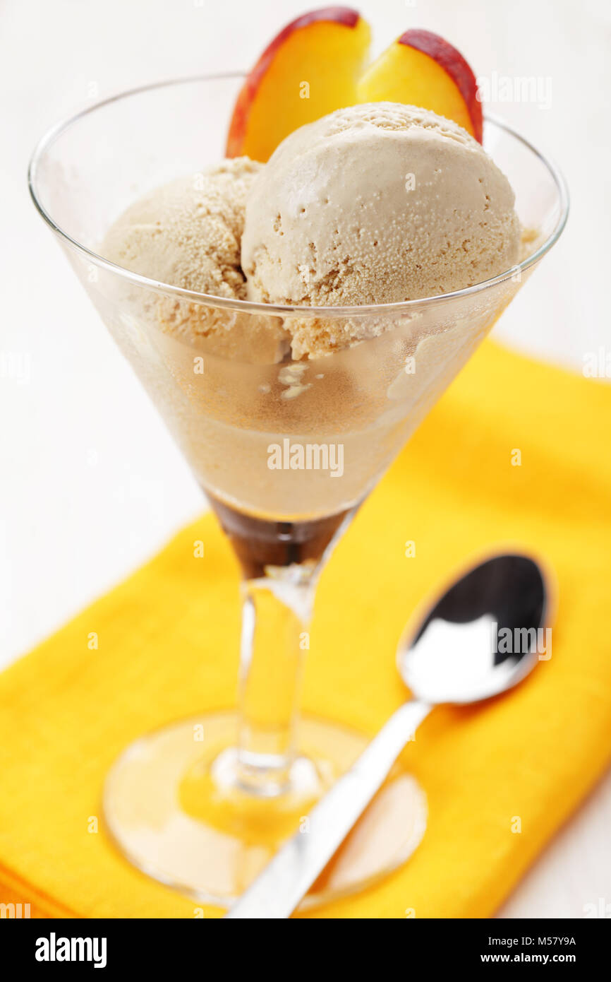 Creme brulee gelato con pesche Foto Stock