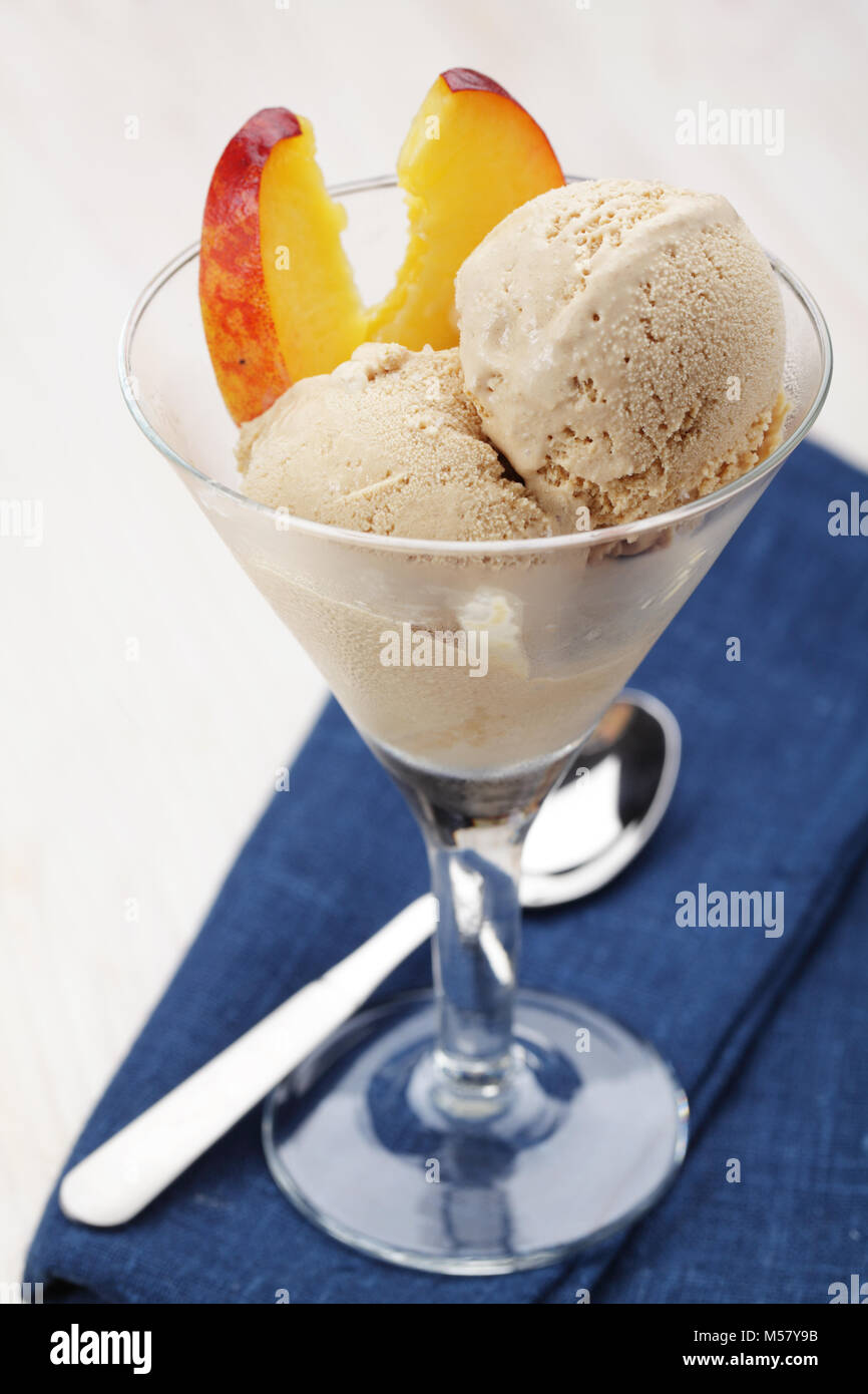 Creme brulee gelato con pesche Foto Stock