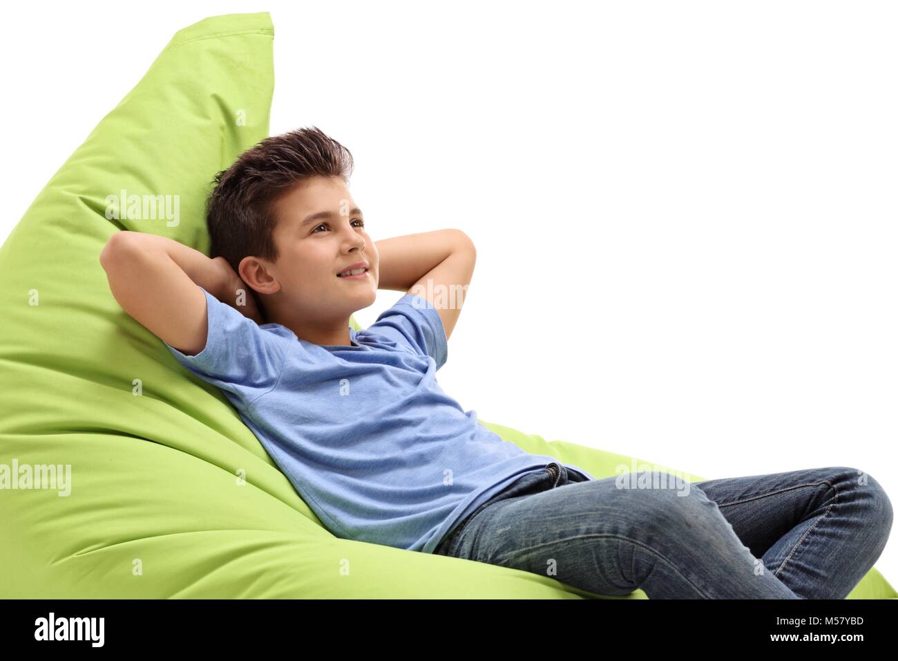 Piccolo Ragazzo seduto su un verde beanbag isolati su sfondo bianco Foto Stock