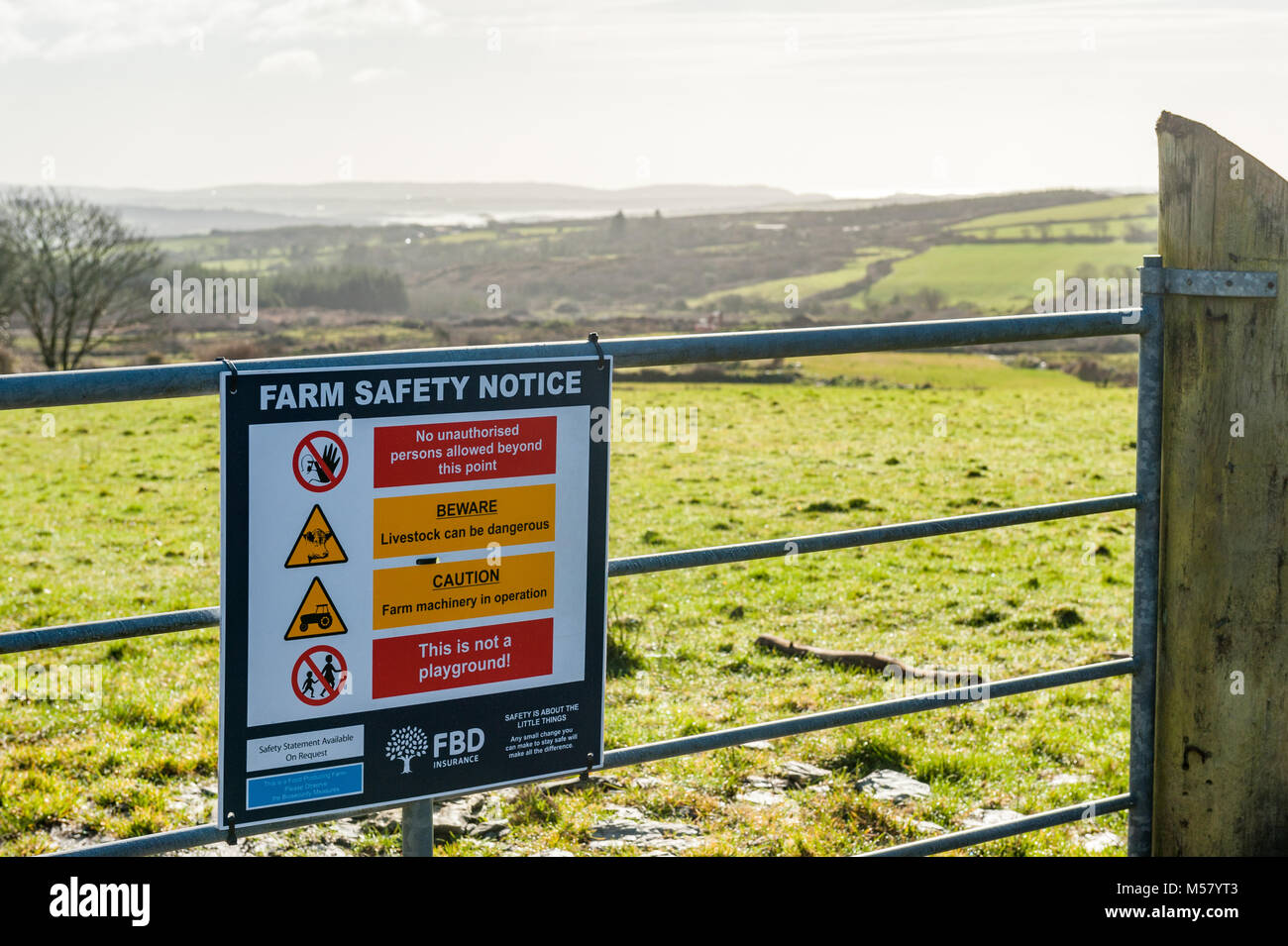 Fattoria di avviso di sicurezza su una fattoria in Ballydehob, County Cork, Irlanda con Roaring Water Bay in background e copia di spazio. Foto Stock