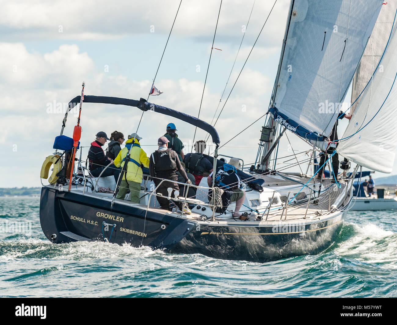 Racing yacht 'Growler' compete durante la Schull 2017 Vitelli settimana, Schull, County Cork, Irlanda con copia spazio. Foto Stock