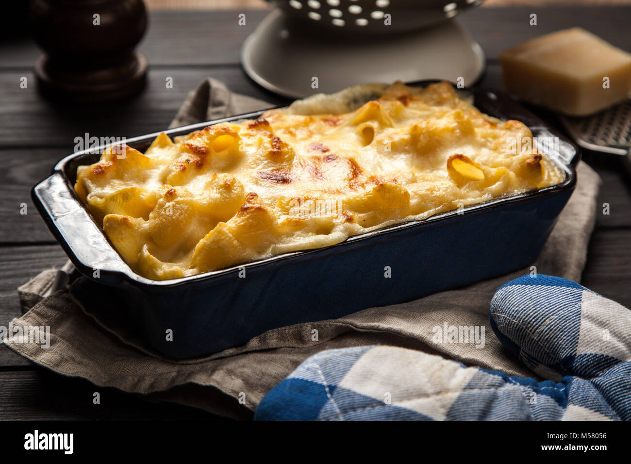 Cotta nel forno maccheroni e formaggio Foto Stock