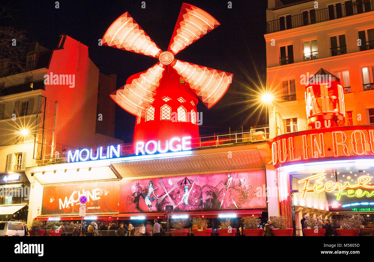 Il Moulin Rouge , Parigi, Francia. Si tratta di un famoso cabaret costruito nel 1889 nella localizzazione di Parigi quartiere a luci rosse di Pigalle Foto Stock